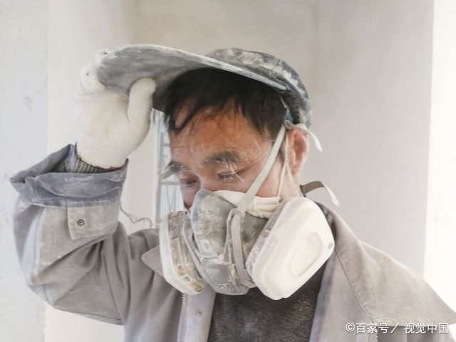 实拍瓷粉打磨工,一天工作十多个小时,与粉尘时刻相伴工资却不高